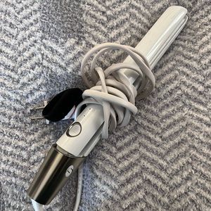 White T3 flat iron hair straightener works perfectly